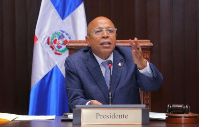 Llamado de Abinader a consenso hace que diputados den «compás de espera» a reforma laboral