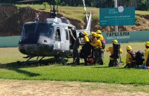 Medio Ambiente mantiene operativo para controlar incendio forestal en Sierra de Bahoruco