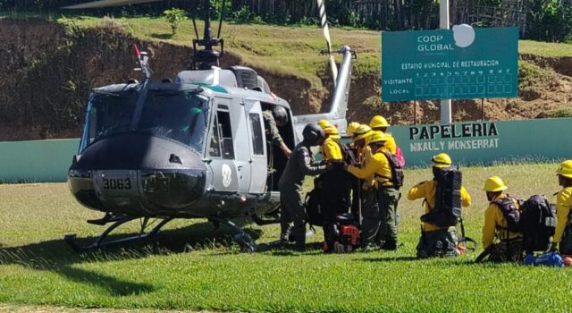 Medio Ambiente mantiene operativo para controlar incendio forestal en Sierra de Bahoruco