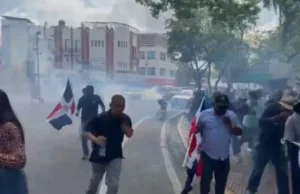 Policías dispersan con bombas lacrimógenas protesta de agrónomos rumbo al Palacio Nacional