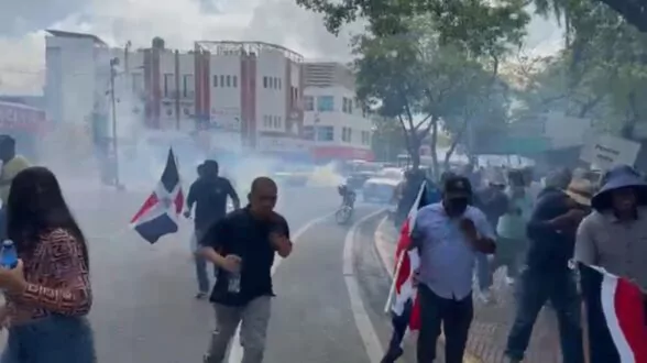 Policías dispersan con bombas lacrimógenas protesta de agrónomos rumbo al Palacio Nacional