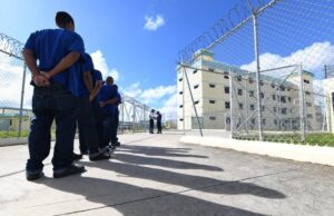 Dictan prisión a madre que intentó entregarle droga a su hijo en la cárcel Las Parras