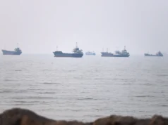 Barco encalla en el estrecho de Ormuz tras ignorar ruta autorizada por Irán