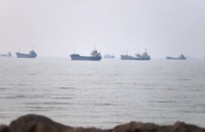 Barco encalla en el estrecho de Ormuz tras ignorar ruta autorizada por Irán