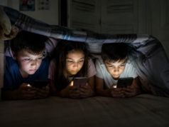 Francia prohíbe las redes sociales a menores de 15 años