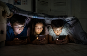 Francia prohíbe las redes sociales a menores de 15 años