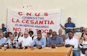 Sindicatos piden retirar reforma al Código de Trabajo: «La cesantía no se negocia»