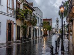 Martes con aguaceros por onda tropical y vaguada; polvo del Sahara mantendrá ambiente caluroso