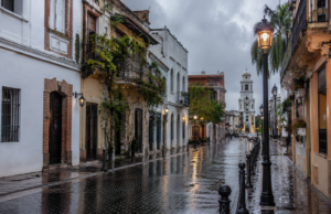 Martes con aguaceros por onda tropical y vaguada; polvo del Sahara mantendrá ambiente caluroso