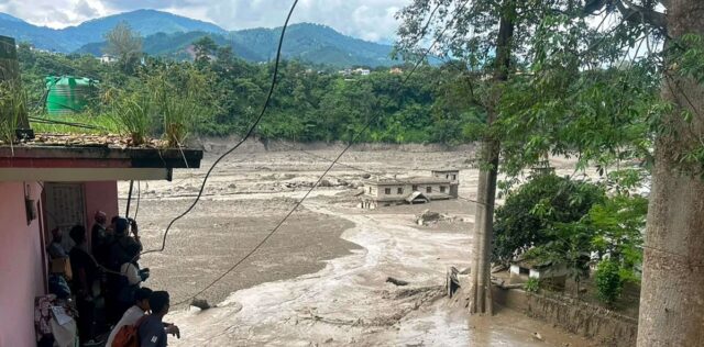 Riada en Nepal deja al menos 55 muertos y más de 400 desaparecidos