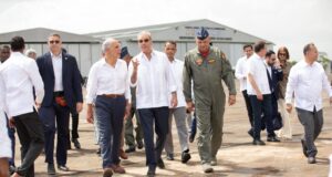 Abinader y Asfura conocen avances de la industria militar dominicana en Base Aérea de San Isidro