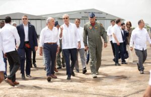 Abinader y Asfura conocen avances de la industria militar dominicana en Base Aérea de San Isidro