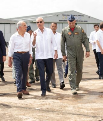 Abinader y Asfura conocen avances de la industria militar dominicana en Base Aérea de San Isidro