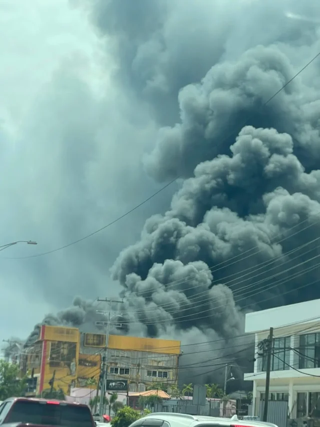 Incendio de gran magnitud afecta tienda L & R Comercial en la autopista Las Américas