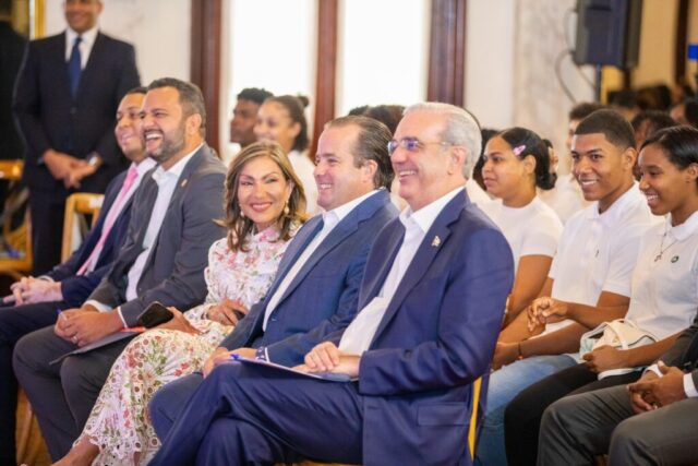 Más de 200 mil jóvenes se incorporan al estudio o al trabajo en cinco años