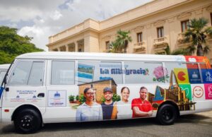 Gobierno entrega 40 nuevos autobuses para estudiantes universitarios