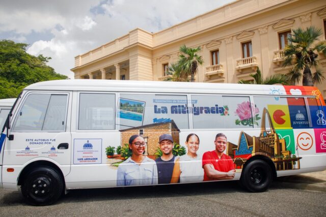 Gobierno entrega 40 nuevos autobuses para estudiantes universitarios