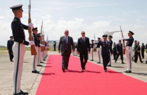 Abinader llega a Cali para participar en la toma de posesión del nuevo presidente de Colombia