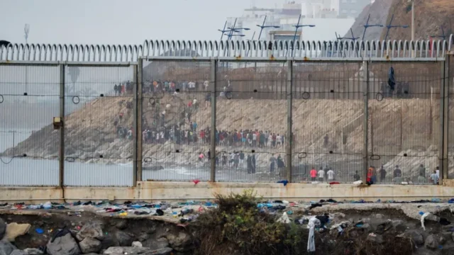 Marruecos refuerza la frontera con Ceuta ante nuevos llamados a un cruce masivo