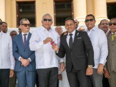 Gobierno entrega 50 camiones compactadores para reforzar recogida de basura