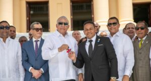 Gobierno entrega 50 camiones compactadores para reforzar recogida de basura
