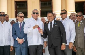 Gobierno entrega 50 camiones compactadores para reforzar recogida de basura