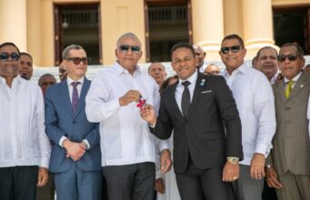 Gobierno entrega 50 camiones compactadores para reforzar recogida de basura