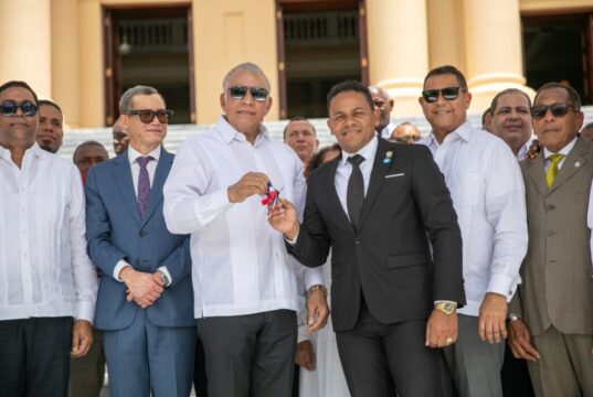 Gobierno entrega 50 camiones compactadores para reforzar recogida de basura