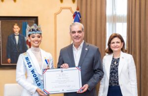 Abinader recibe a Miss Mundo 2026 y le otorga la Medalla Presidencial al Mérito Civil