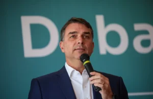 Flávio Bolsonaro llama “cobarde” a Lula y apela al voto útil a tres días de las elecciones